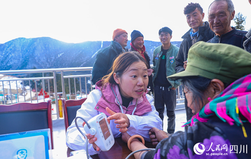 幫扶醫(yī)療小分隊成員為村民義診。劉學(xué)懿攝