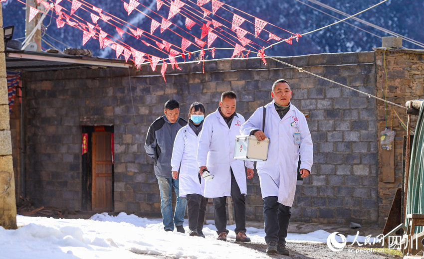 對口幫扶醫(yī)療小分隊行走在雪地里。劉學(xué)懿攝
