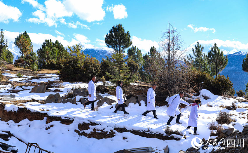 對口幫扶醫(yī)療小分隊行走在雪地里。劉學(xué)懿攝