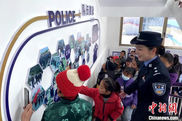 山南邊境管理支隊(duì)勒布邊境派出所舉行警營開放日活動，邀請駐地民眾進(jìn)警營，了解民警工作生活?！∏f冀 攝