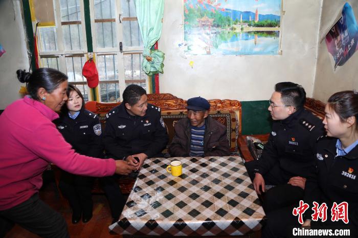 亞東出入境邊防檢查站民警走訪慰問轄區(qū)困難群眾。　張雨強(qiáng) 攝