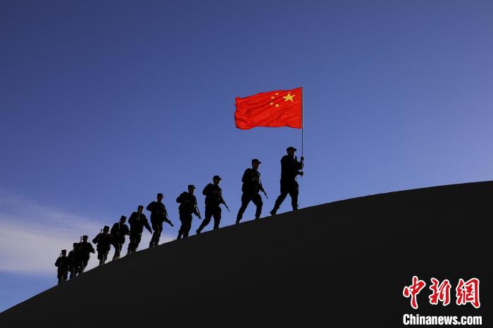 日喀則邊境管理支隊(duì)幾腳橋邊境檢查站民警在轄區(qū)開展巡邏工作?！↓埿▲P 攝