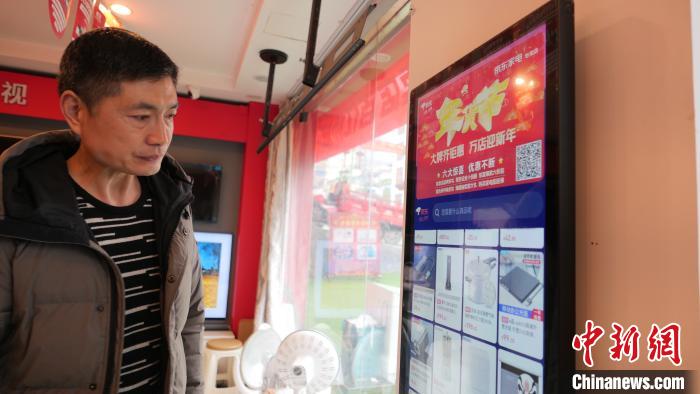 圖為店內(nèi)放置的可在線選購商品的觸摸電子展示屏?！≈x牧 攝