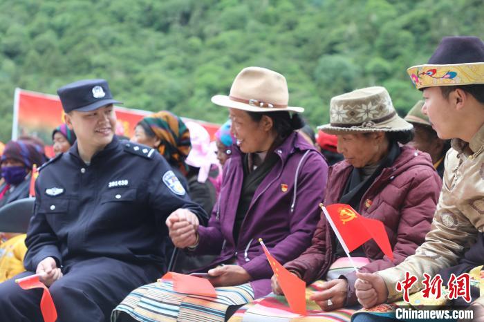 圖為李陽(yáng)副所長(zhǎng)(前排左一)與卓嘎、央宗姐妹共同參加愛(ài)國(guó)主義教育活動(dòng)?！〉录?攝