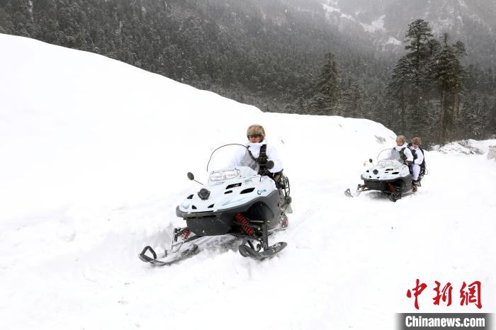 圖為雪地摩托車(chē)開(kāi)路?！⊙鸩?攝