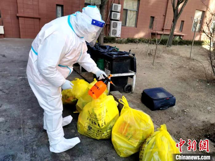 給垃圾做消殺?！¤F西區(qū)委宣傳部 攝