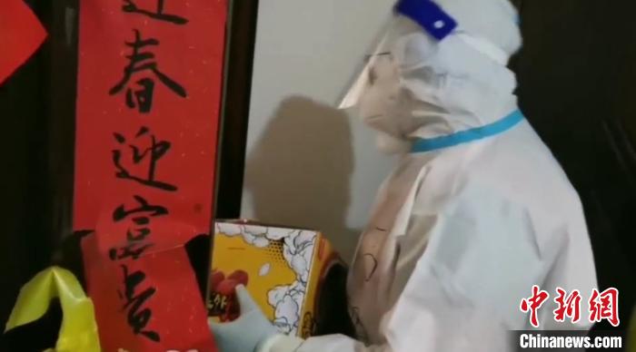 為封閉在家居民送快遞。　鐵西區(qū)委宣傳部 攝
