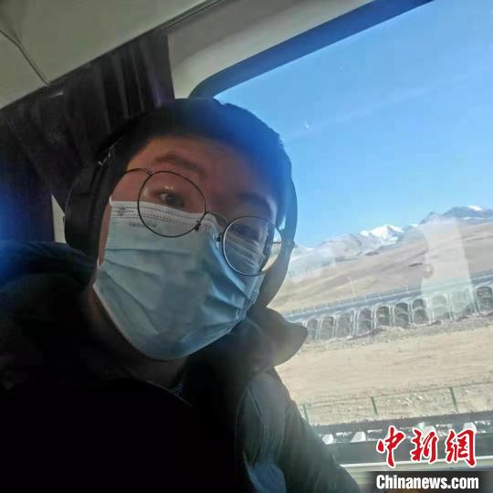 1月8日在西藏那曲開往拉薩火車上?！∈茉L者供圖 攝