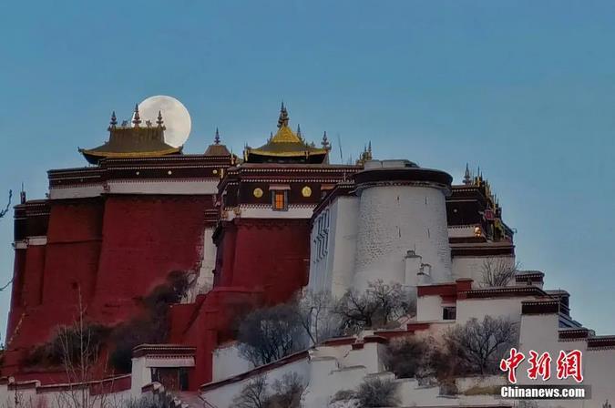 圖為一輪明月從布達拉宮上空緩緩升起。馬謙 攝
