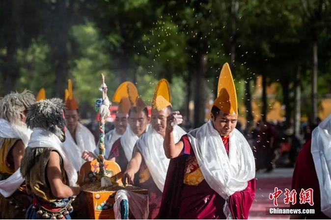 資料圖：扎什倫布寺跳神活動結(jié)束后，僧眾依次拋撒“切瑪”盒中的青稞祈福。<a target='_blank' ><p  align=