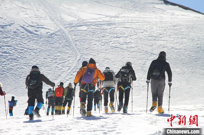 圖為2019年，普通民眾在洛堆峰體驗(yàn)登雪山活動(dòng)。資料圖 趙朗 攝