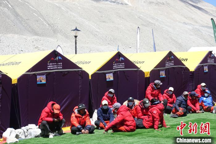 5月9日，登山隊(duì)員在珠峰北坡登山大本營(yíng)歇息?！∪轿木?攝