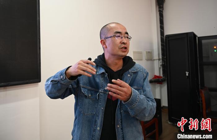 圖為西藏大學(xué)教授寧長(zhǎng)春授課宣講。