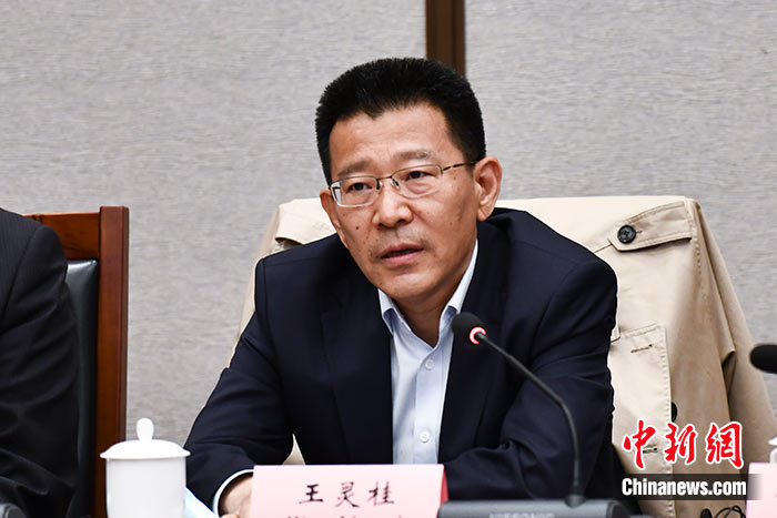 5月16日，由中國(guó)社會(huì)科學(xué)院西藏智庫(kù)、中國(guó)社會(huì)科學(xué)院民族學(xué)與人類學(xué)研究所主辦的第五屆西藏智庫(kù)國(guó)際論壇在北京舉行。中國(guó)社會(huì)科學(xué)院副院長(zhǎng)王靈桂在致辭中表示，今年是西藏和平解放70周年，西藏人民團(tuán)結(jié)奮斗，把貧窮落后的舊西藏建設(shè)成經(jīng)濟(jì)發(fā)展、文化繁榮、社會(huì)進(jìn)步、環(huán)境良好、生活幸福的社會(huì)主義新西藏，西藏歷史上第一次徹底消滅了絕對(duì)貧困，同全國(guó)人民一起，西藏各族人民已經(jīng)走進(jìn)全面建成小康社會(huì)的新時(shí)代，進(jìn)入歷史發(fā)展的新坐標(biāo)。 <a target='_blank' ><p  align=