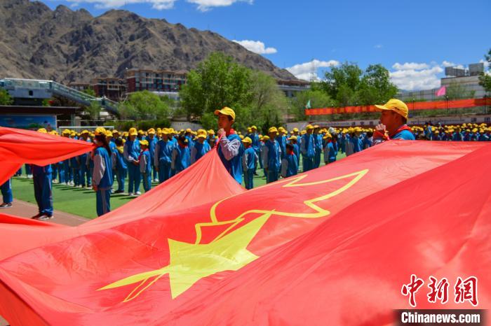 圖為拉薩市堆龍德慶區(qū)堆龍姜昆黃小勇希望小學(xué)學(xué)生在操場入隊(duì)儀式?！∝暩聛硭?攝