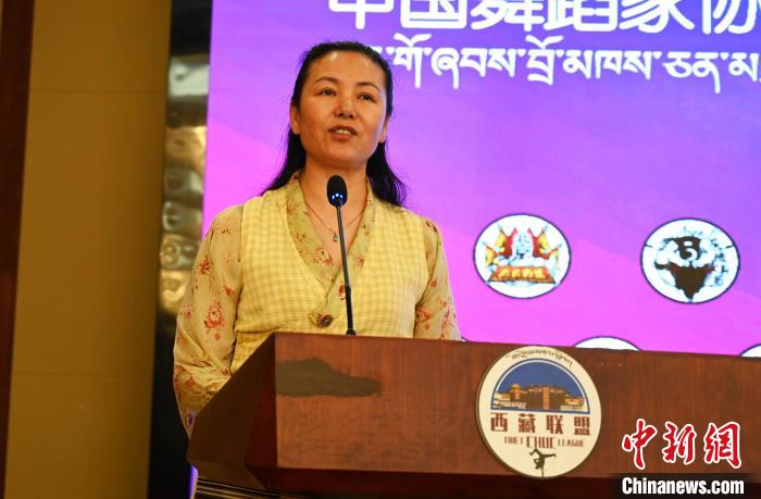 圖為西藏自治區(qū)舞蹈家協(xié)會主席達娃拉姆致辭。　趙朗 攝