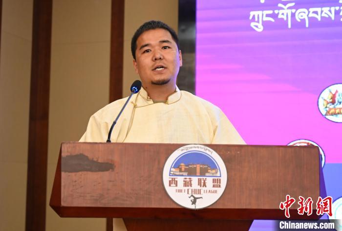 圖為西藏街舞聯(lián)盟常務副主任朗卡旺青致辭。　趙朗 攝