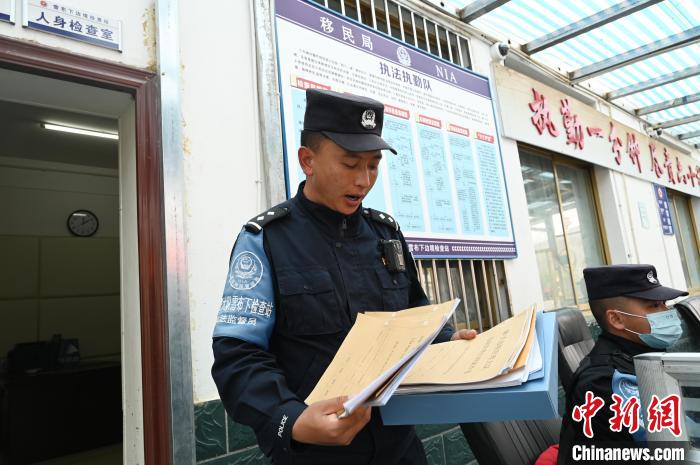 圖為洛桑朗嘎向記者展示卷宗。　趙朗 攝