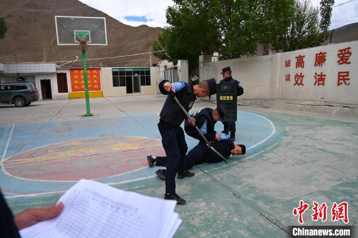 圖為移民管理警察進(jìn)行警務(wù)技能考核?！≮w朗 攝