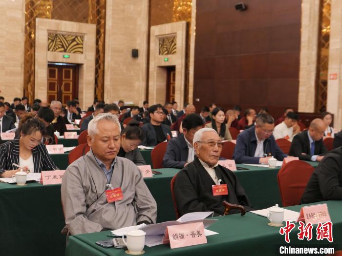 圖為西藏自治區(qū)各族各界慶祝中國共產(chǎn)黨成立100周年座談會(huì)現(xiàn)場?！≈x牧 攝