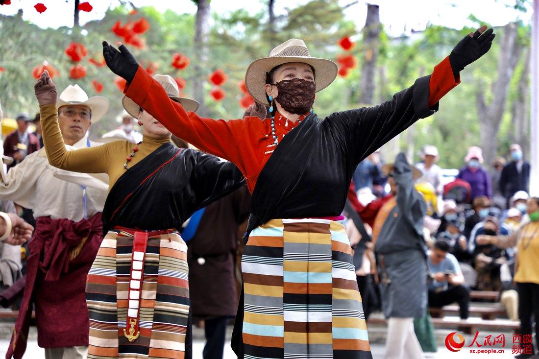 拉薩市民在宗角祿康公園跳鍋莊舞。人民網(wǎng) 次仁羅布攝