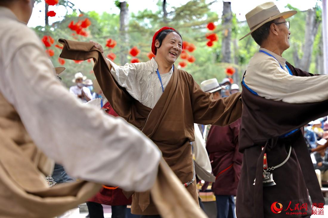 拉薩市民在宗角祿康公園跳鍋莊舞。人民網(wǎng) 次仁羅布攝