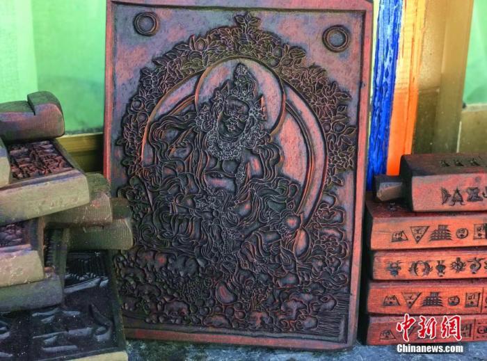 圖為普松雕刻技藝傳承人嘎瑪曲扎創(chuàng)作的雕刻作品。 <a target='_blank' ><p  align=