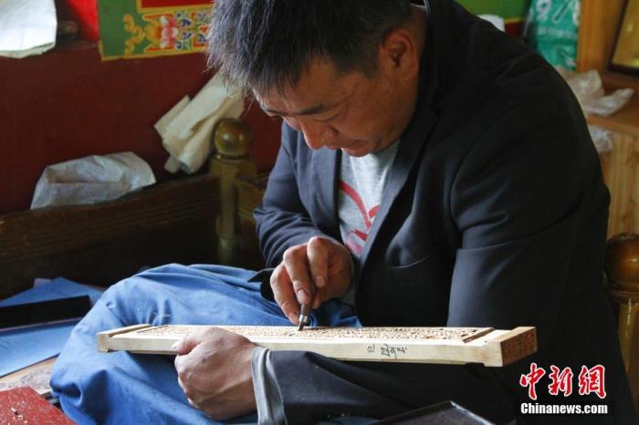 圖為7月14日，普松雕刻技藝傳承人嘎瑪曲扎正在家中進行創(chuàng)作。 <a target='_blank' ><p  align=