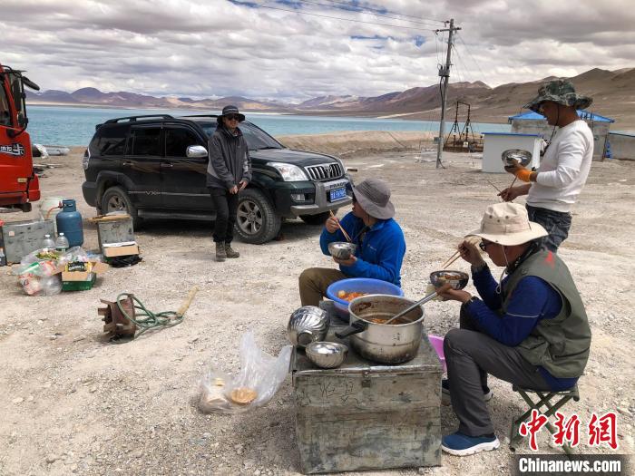 在“世界屋脊”上作業(yè)，中國科考隊員衣、食、住、行有何特色？