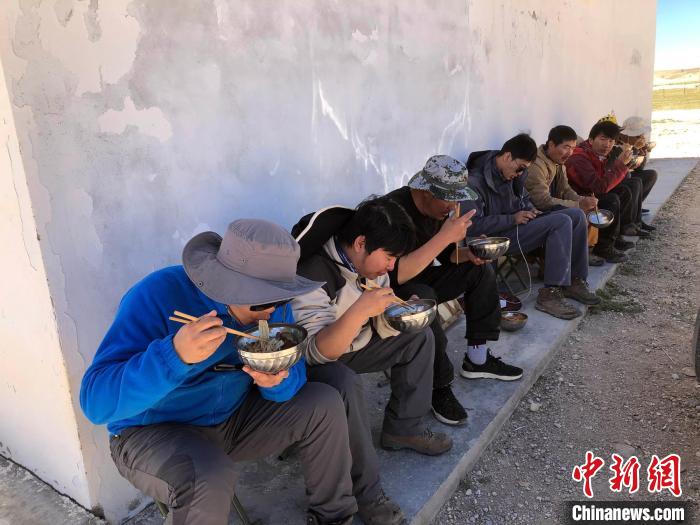科考隊員在高原湖泊岸邊進餐?！?lt;a target='_blank' ><p  align=