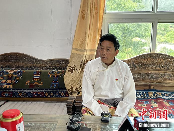 巴卡村黨支部書記、村委會(huì)主任尼瑪次仁。周璟 攝