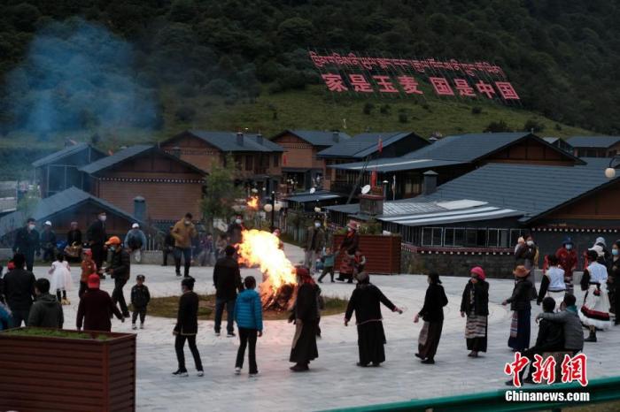 圖為8月5日，玉麥鄉(xiāng)民眾在鄉(xiāng)里跳鍋莊舞，從前的“三人鄉(xiāng)”熱鬧起來(lái)了。 <a target='_blank' ></p><p  align=