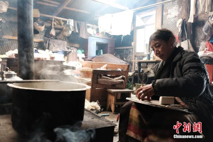 圖為8月6日，60歲的卓嘎在玉麥鄉(xiāng)牧場(chǎng)放牧點(diǎn)制作奶渣。 <a target='_blank' ></p><p  align=