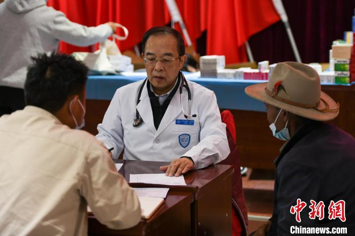 北京大學(xué)人民醫(yī)院心臟中心副主任、博士生導(dǎo)師王偉民為農(nóng)牧民問(wèn)診。　江飛波 攝