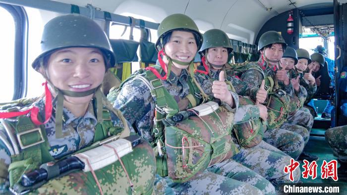 圖為女兵們在直升機(jī)上準(zhǔn)備跳傘?！⊥跏鰱| 攝