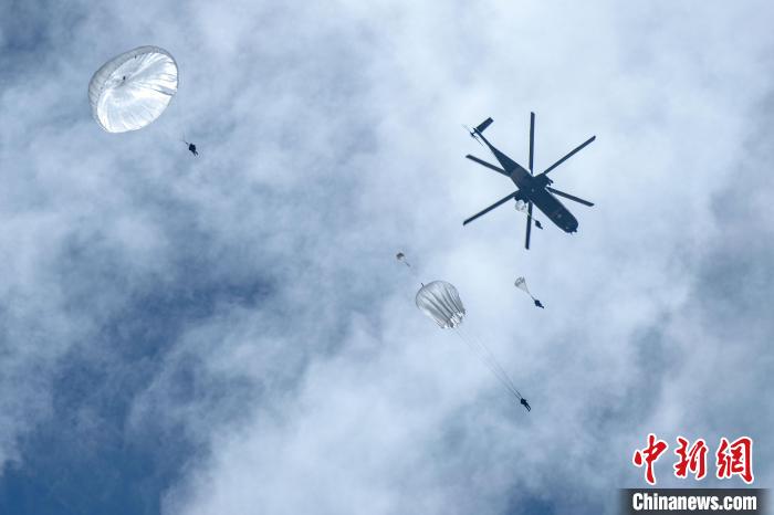 圖為傘降女兵在空中開傘?！⊥跏鰱| 攝