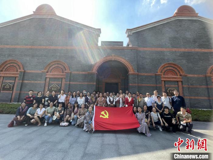 參觀中共一大、二大會(huì)址，學(xué)員們回顧了中國(guó)共產(chǎn)黨百年大黨的革命歷程?！∪A東師大供圖