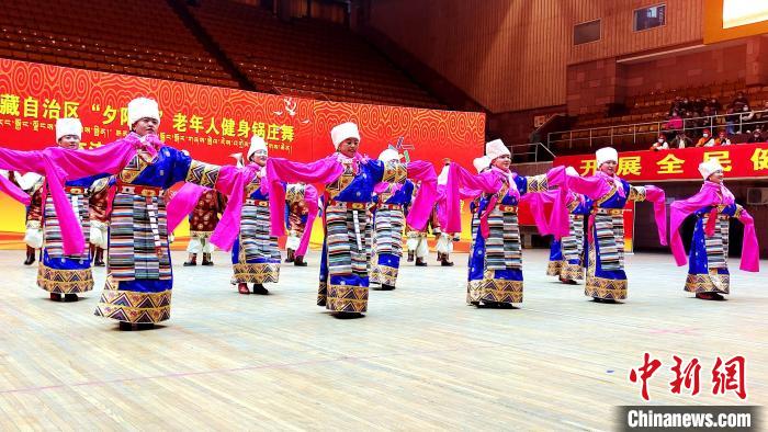 圖為西藏老年舞蹈隊(duì)伍齊跳傳統(tǒng)鍋莊舞?！∝暽＠?攝