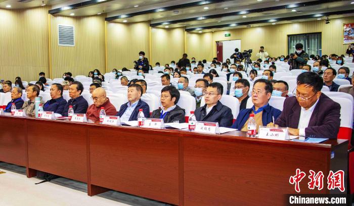 圖為與會(huì)專家學(xué)者聽(tīng)會(huì)。　楊忠寧 攝