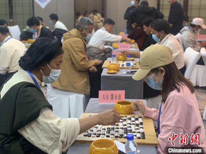 圖為參賽選手正在進行藏棋對弈?！≈x牧 攝