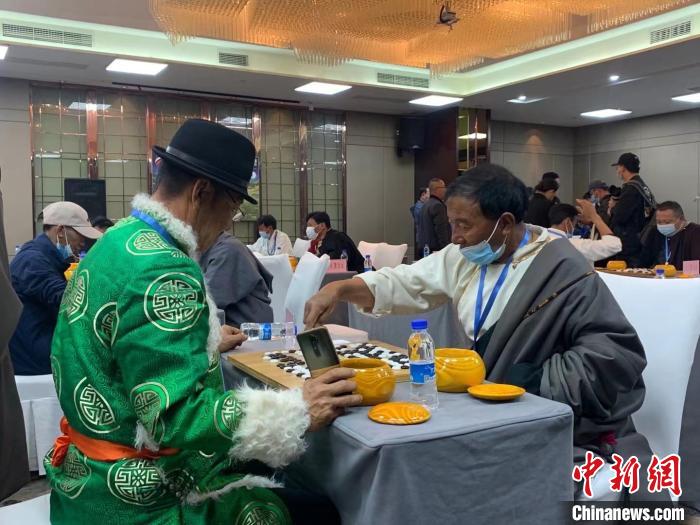 圖為參賽選手正在進行藏棋對弈?！≈x牧 攝
