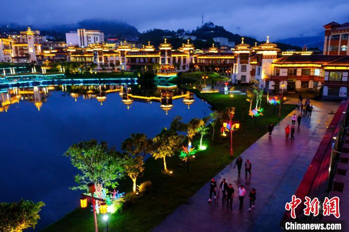 圖為2021年5月18日，西藏自治區(qū)墨脫縣城入夜，昔日的“高原孤島”如今面貌一新?！〗w波 攝