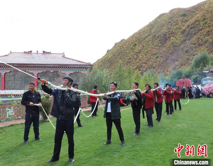 圖為護(hù)林員體驗(yàn)架設(shè)水泵?！〔际猩窒乐ш?duì) 供圖