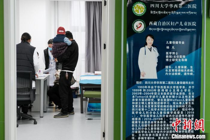 圖為四川大學(xué)華西第二醫(yī)院專家接診?！〗w波 攝