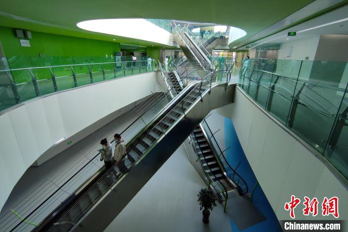 圖為西藏自治區(qū)婦產(chǎn)兒童醫(yī)院內(nèi)景?！〗w波 攝
