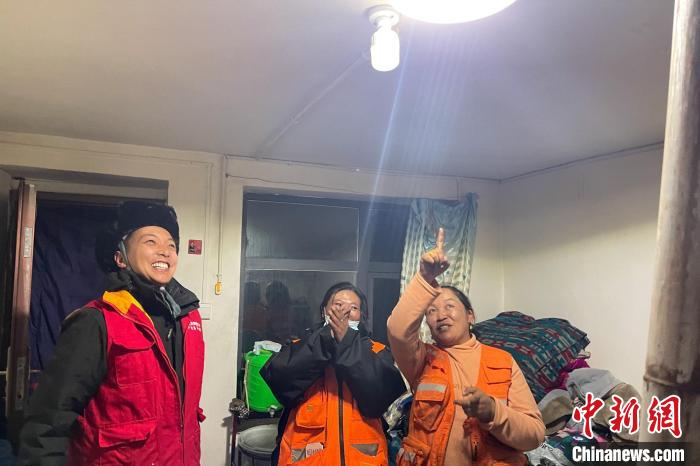 青藏公路109道班接入大網(wǎng)電?！?閆昱翰 　攝