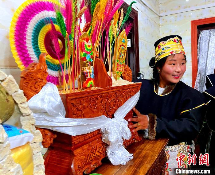 圖為藏族姑娘端著吉祥切瑪?！∪轿木?攝