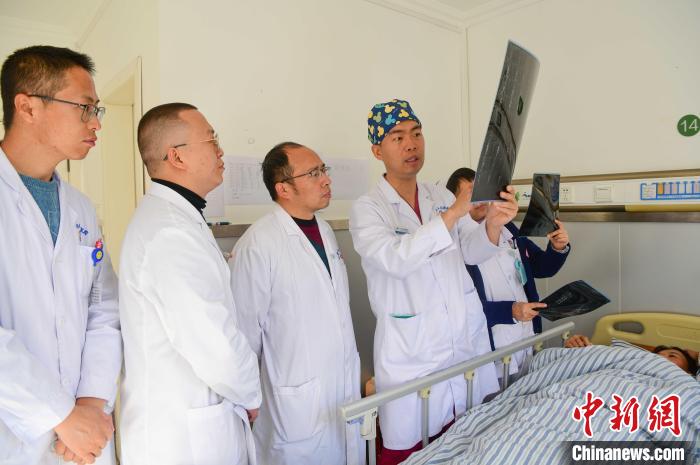 圖為醫(yī)療援藏專家何蔚(站右二)與馮敬云(左二)、廖濤(左三)等人討論患者病情。(資料圖) 貢嘎來(lái)松 攝