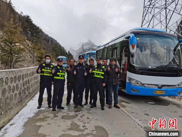 救援成功后，司機們與邊境派出所民警合影。　李建峰 攝