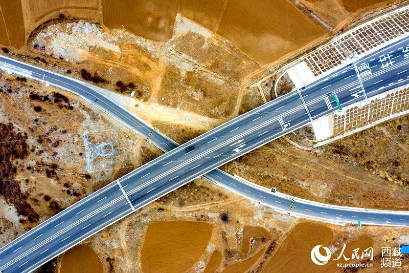 拉林高等級公路。徐馭堯攝